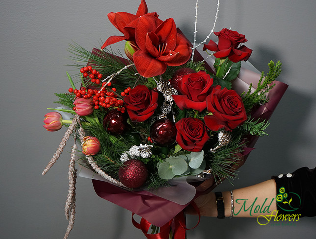 Зимний букет с красными розами и амариллис Фото